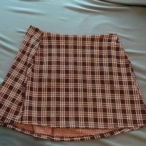 Black and white plaid skirt with pockets